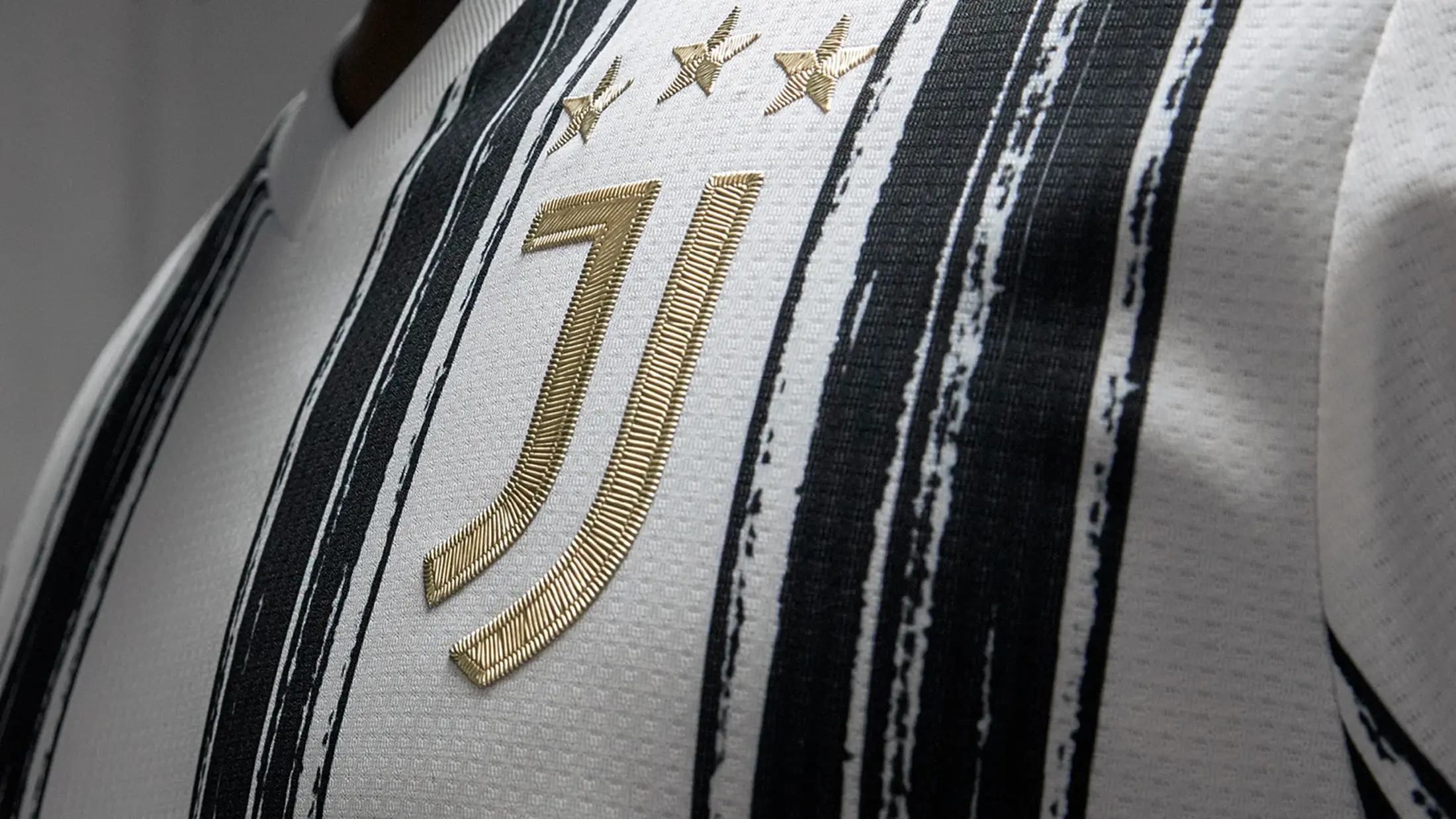 juventus logo yenileme tepki kurumsal kimlik değişikliği