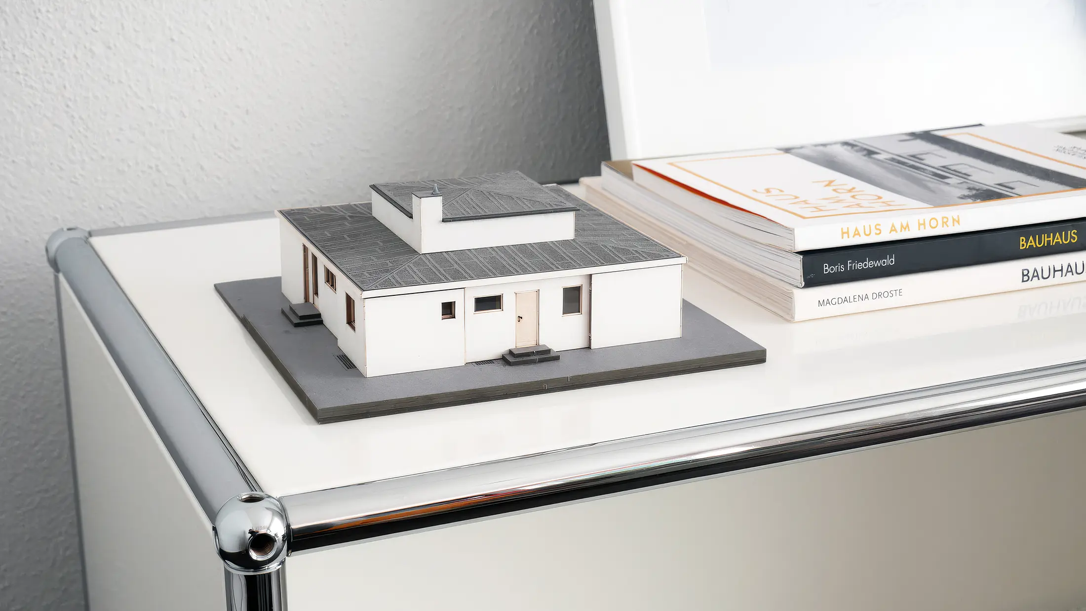 Bauhaus ekolünün karakteristik geometrik formları ve tipografi yaklaşımı.