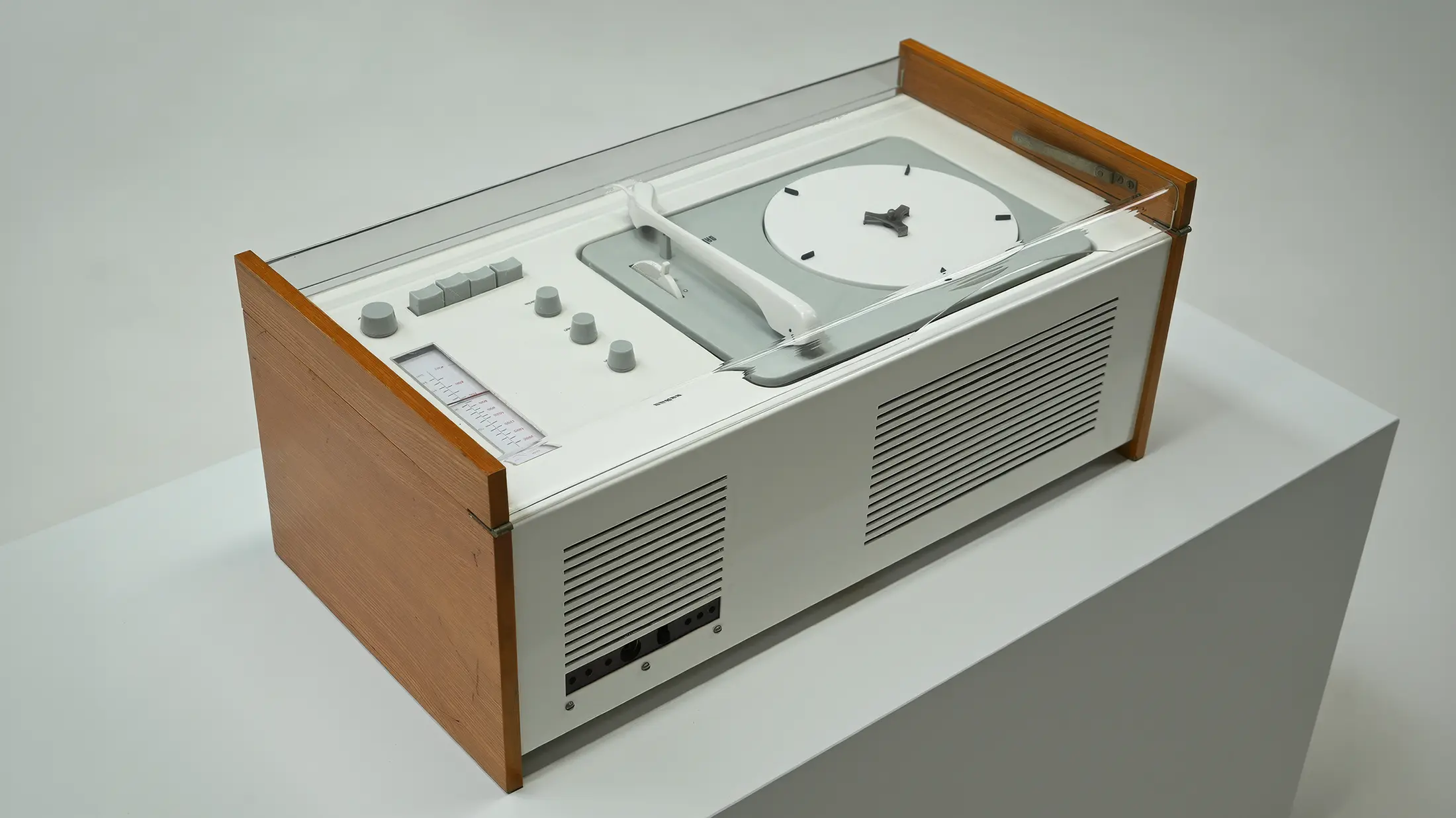 Dieter Rams tasarımı minimalist Braun RT 20 radyo tasarımı.